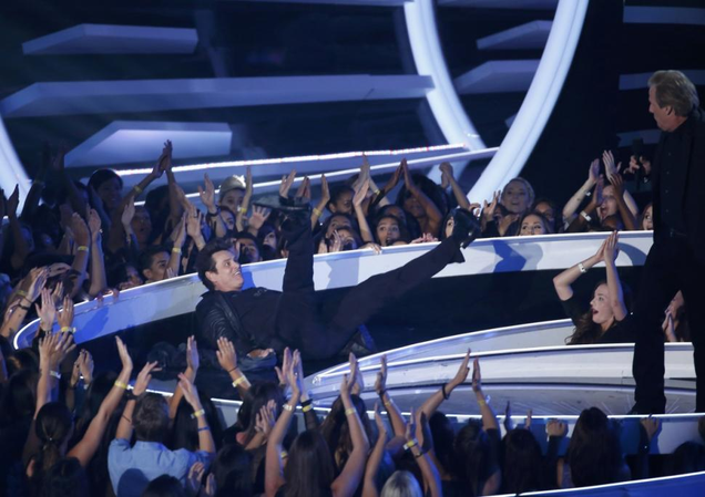Illustration for article titled 9 Moments From The VMAs That We Put On Our Website